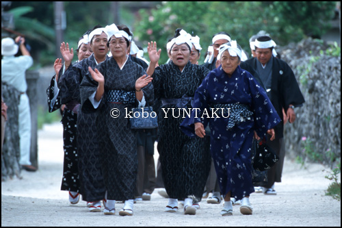 沖縄時間「たなどぅい（種子取祭）1996～2004」世持御嶽へ戻る参詣の集団