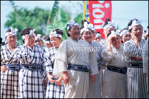 沖縄時間「たなどぅい（種子取祭）1996～2004」出番を待つ踊り手