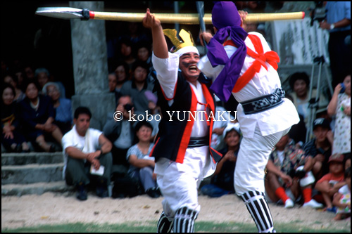 沖縄時間「たなどぅい（種子取祭）1996～2004」庭の芸能「棒」