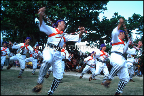 沖縄時間「たなどぅい（種子取祭）1996～2004」庭の芸能「馬乗者（んーまぬーしゃ）」