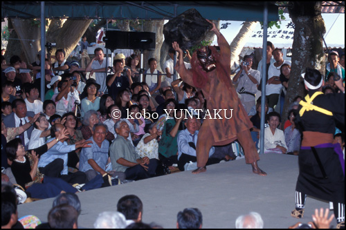 沖縄時間「たなどぅい（種子取祭）1996～2004」舞台芸能「鬼捕り（鬼狂言）」