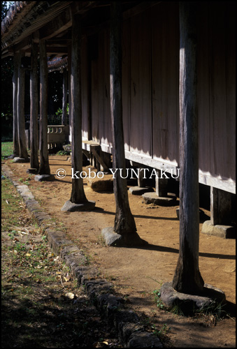 久米島　赤瓦民家の雨端（アマハジ）　1996年8月9日