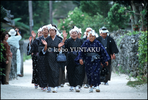 竹富島の種子取祭　世持御嶽へ戻る参詣の集団　2000年11月28日