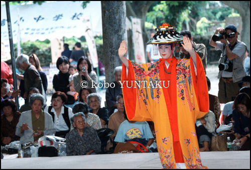 竹富島の種子取祭　奉納芸能「舞踊 元タラクジ」　2000年11月28日