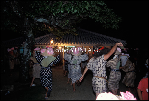 黒島の旧盆行事「アンガマ」　2001年9月1日（旧暦7月14日）