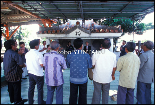 離島の息づかい～ハート愛ランド黒島～
結願祭　比江地御嶽（ページワン）での祈願